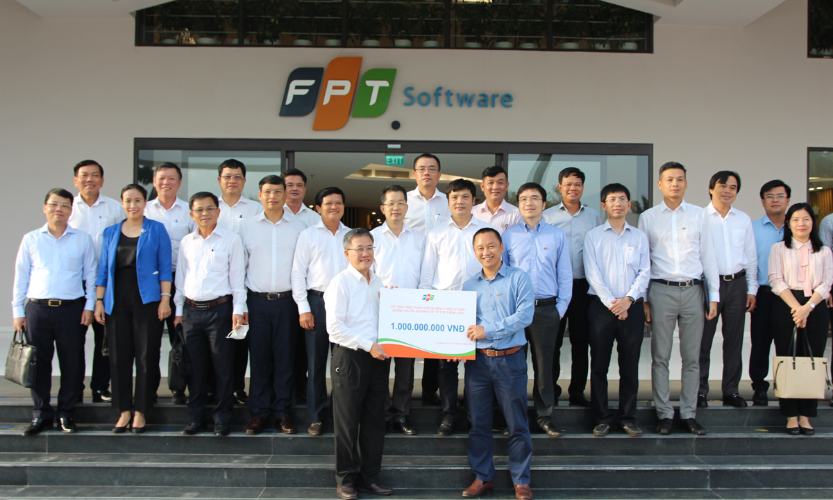 <p> Giám đốc FPT Telecom Vùng 4 Nguyễn Thế Quang đại diện cho nhà Viễn thông trao tặng 1 tỷ đồng (tương đương 3 năm sử dụng dịch vụ Internet miễn phí) cho 3 bệnh viện trên địa bàn thành phố.</p>