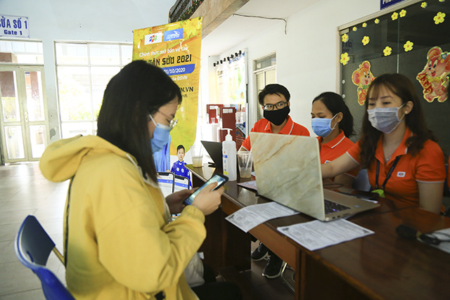 Tình nguyện viên FPT IS giúp người dân mua vé tàu Tết online