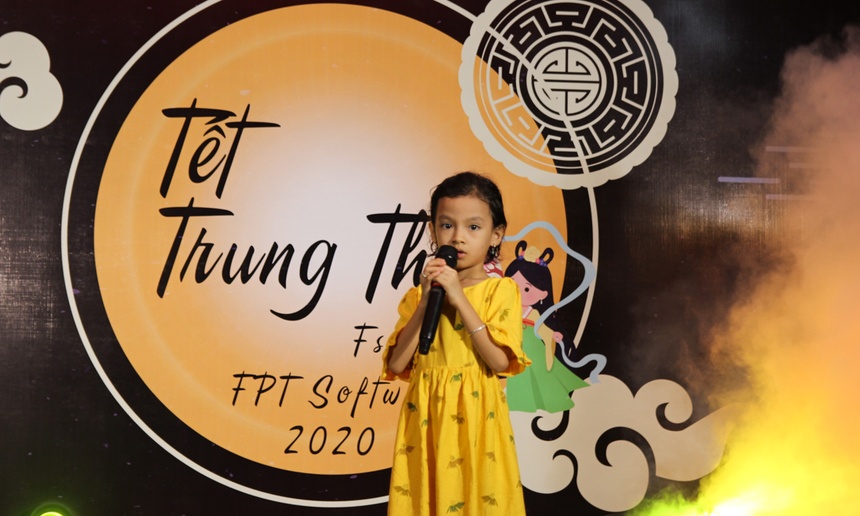 <p> Sân khấu Tết Trung thu cũng là dịp để các FSmall phô diễn tài năng. Bé Nguyễn Thảo Nghi (con gái chị Nguyễn Thị Minh Nguyệt) mở màn bằng ca khúc Gánh mẹ đầy sâu lắng.</p>