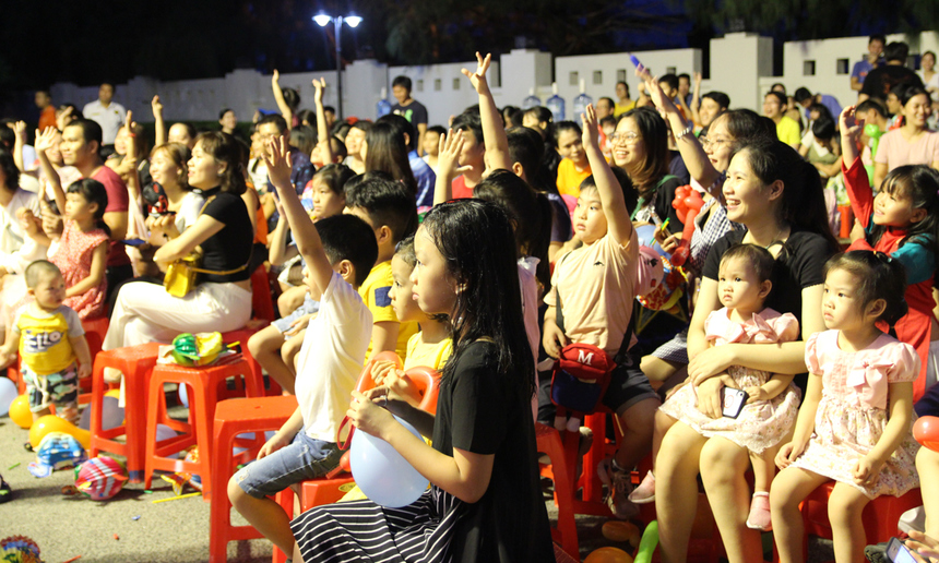 <p> Ngoài ra, rất nhiều phần quà cũng dành tặng các FSmall trong phần câu đố. Những câu hỏi của chú Cuội được các bé thi nhau trả lời.</p>
