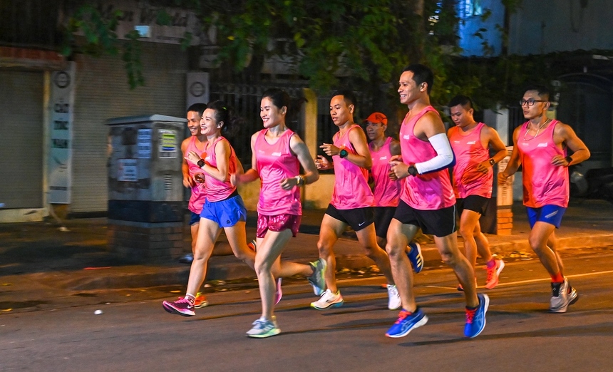 <p class="Normal" style="text-align:justify;"> BTC cũng ra mắt mẫu áo đấu của giải. Áo tank top có màu hồng mười giờ (hồng fuchsia) chung cho cả nam và nữ ở tất cả các cự ly. Kiểu áo tank top này phù hợp khi runner mặc riêng rẽ, hoặc kết hợp chung với áo giữ ấm bên trong khi chạy dưới tiết trời se lạnh đầu đông.</p>