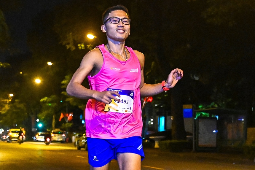 <p class="Normal" style="text-align:justify;"> Runner Xuân Bách rất yêu thích màu sắc sặc sỡ mỗi khi lựa chọn trang phục chạy bộ. "Chất liệu áo của giải mát mẻ, mềm, mặc ôm người sẽ giúp vận động viên thoải mái khi thi đấu", Xuân Bách nói.</p>