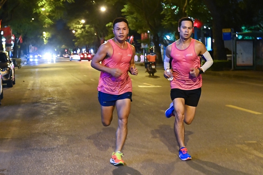 <p style="text-align:justify;"> <span style="color:rgb(0,0,0);text-align:justify;">Bên cạnh sự thoải mái tối đa cho vận động viên, chất liệu microfitber còn có khả năng lọc khuẩn, tĩnh điện. Đây là một trong những chất liệu phổ biến nhất hiện nay, được nhiều thương hiệu thời trang thể thao hàng đầu sử dụng.</span></p>