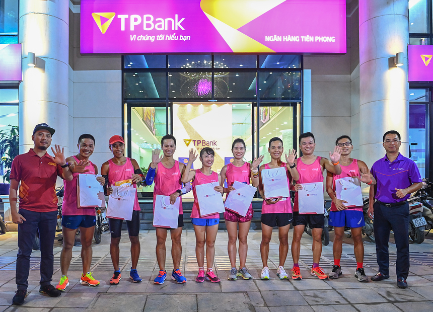 <p class="Normal" style="text-align:justify;"> Giải chạy đêm quy mô lớn đầu tiên tại Hà Nội - VnExpress Marathon Hanoi Midnight diễn ra vào đêm 28/11 đến rạng sáng 29/11, mang tới nhiều trải nghiệm độc đáo. Chương trình do báo điện tử VnExpress và UBND TP Hà Nội cùng Ngân hàng TMCP Tiên Phong (TPBank) phối hợp tổ chức.</p>