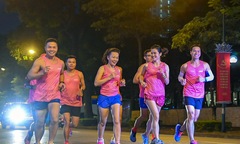Khoác áo mới, runner thử đường chạy VnExpress Hanoi Midnight