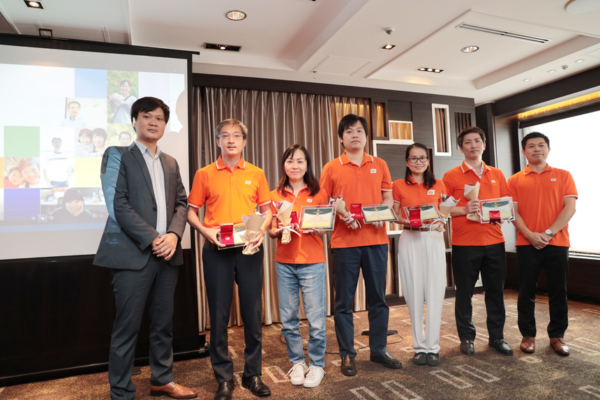 <div style="text-align:justify;"> Cá nhân thâm niên 15 năm FPT Japan nhận huy hiệu có gắn tên và kỷ niệm chương từ BTC. Mọi người đều chung <span style="color:rgb(0,0,0);">cảm xúc tự hào và vinh dự khi được đồng hành trên chặng đường 15 năm phát triển của công ty. </span></div>