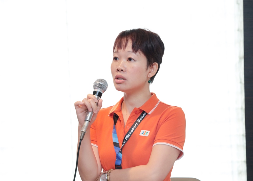 <p class="Normal" style="text-align:justify;"> Kinh qua những vị trí như Quản trị dự án (PM), BU Leader và để lại dấu ấn với những nhiều khách hàng tên tuổi, <span>với chị Đào Hoàng Việt Anh (MFG.JP. ITM) cho biết 15 năm qua chị luôn có </span><span style="color:rgb(34,34,34);">cơ hội học tập và phát triển bản thân thông qua khách hàng và đồng nghiệp. </span></p>