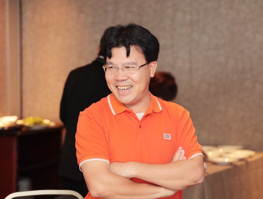 <p class="Normal" style="text-align:justify;"> Cùng với anh Lương Hồng Hải (FPT Okinawa), năm 2011 anh Đinh Tiến Hùng (MFG) <span>ghi dấu ấn với dự án PMC - một trong những dự án lớn đầu tiên của FPT Japan. Anh Hùng</span><span style="color:rgb(34,34,34);"> mong muốn các cá nhân thâm niên hãy chia sẻ kinh nghiệm của mình tới những thế hệ kế cận, đó có thể là kinh nghiệm về sales về quản trị dự án. Anh tâm sự ở lứa tuổi nào thì việc học cái mới và rèn luyện sức khỏe luôn quan trọng. </span></p>