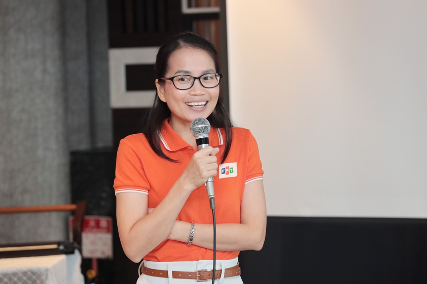 <div style="text-align:justify;"> Tiếp lời anh Hùng, COO FPT Japan Phạm Thị Thanh Hoa tâm sự ở FPT công ty luôn trao cho mỗi người cơ hội công bằng để thử thách bản thân mình. Từ đó, mỗi người phá vỡ giới hạn của bản thân. Chị mong mỗi thành viên luôn bùng cháy nhiệt huyết để góp phần đưa FPT Japan đạt được những đỉnh cao mới. </div>