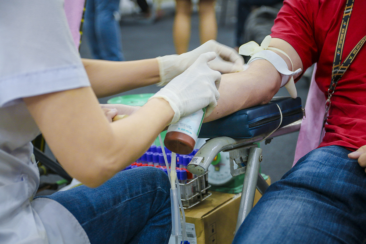 <p class="Normal" style="text-align:justify;"> Mỗi năm, FPT tặng hàng nghìn đơn vị máu. Trung bình mỗi đợt, người FPT hiến hơn 200 đơn vị máu. Trong đó, Hội Chữ thập đỏ TP HCM sẽ là đơn vị thụ hưởng và tiếp nhận trực tiếp số lượng máu hiến nói trên.</p>