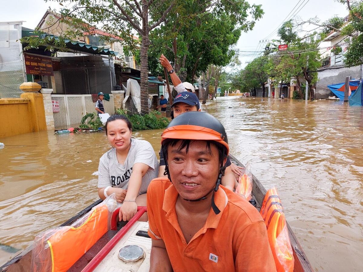 <p> Do ảnh hưởng của mưa bão, tỉnh Quảng Nam ghi nhận tình trạng ngập úng tại nhiều khu vực. Để đảm bảo vận hành các đài/trạm, khối Kỹ thuật đã phải dùng ghe, thuyền vận chuyển máy phát điện, tiếp cận các khu vực bị ngập để ứng cứu.</p>
