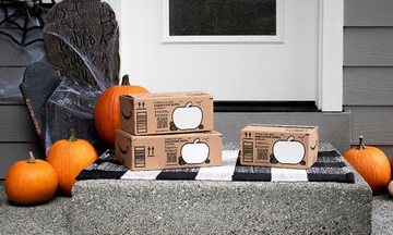 Amazon đột phá đóng gói hàng hóa dịp Halloween