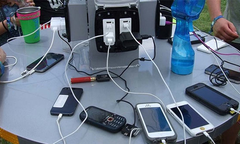 FPT Telecom Quảng Bình giúp người dân vùng lũ sạc điện miễn phí