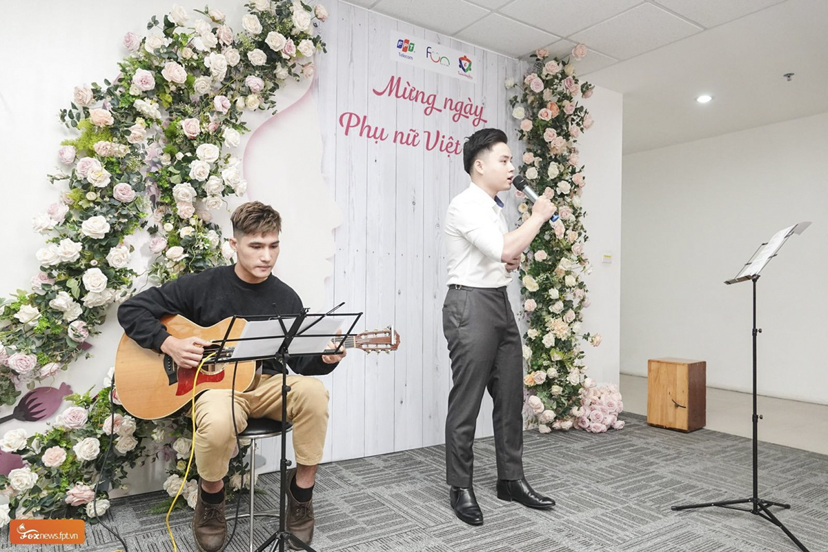 <p style="text-align:justify;"> Tại tòa nhà PVI (Hà Nội), các CBNV nam đã tổ chức chương trình ca nhạc để chào mừng ngày Phụ nữ Việt Nam (20/10).</p>