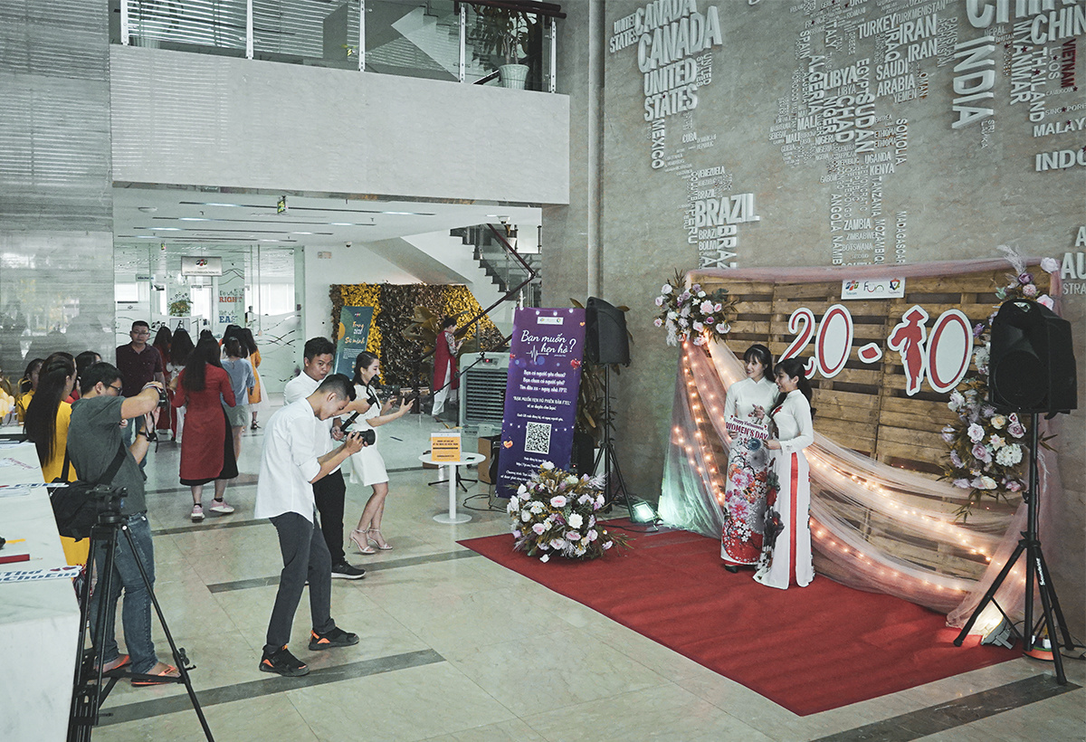 <p style="text-align:justify;"> Ở tòa nhà FPT Tân Thuận, các chị em nhà "Cáo" sẽ có dịp khoe dáng trong bộ áo dài truyền thống, để nhận về những kiểu ảnh lưu niệm ở sân khấu được bố trí sẵn. </p>