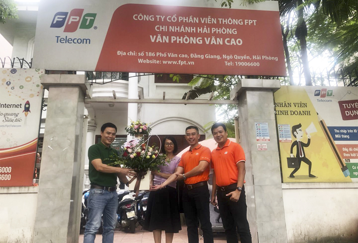 <p class="Normal" style="text-align:justify;"> Nhân chuyến công tác ở TP Hải Phòng, CEO FPT Telecom Hoàng Việt Anh đã tặng hoa cho các chị em chi nhánh và quyên góp ủng hộ quỹ.</p>