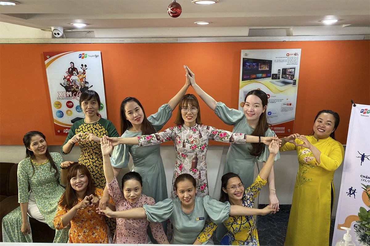 <p style="text-align:justify;"> Các CBNV nữ FPT Telecom chi nhánh Ninh Thuận xếp hình ngôi sao chào mừng ngày đặc biệt của mình và cùng nhau quyên góp ủng hộ quỹ.</p>
