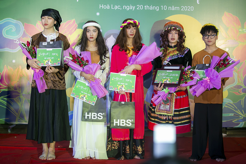 <p class="Normal" style="text-align:justify;"> The Inner Her là dạ hội thường niên dành cho học sinh THPT FPT được tổ chức vào ngày 20/10. <span>Năm nay, với chủ đề "Son", BTC muốn tôn vinh phẩm chất tần tảo chịu thương chịu khó của người phụ nữ Việt Nam.</span></p> <p class="Normal" style="text-align:justify;"> <span>Thông qua chương trình, Ban tổ chức cũng mong muốn gửi gắm một thông điệp ý nghĩa đến với giới tính thứ 3 - LGBT: Họ cũng chỉ là những con người bình thường như bao người khác, chúng ta không nên miệt thị hay cô lập mà hãy ủng để họ sống đúng với con người thật của mình.</span></p>