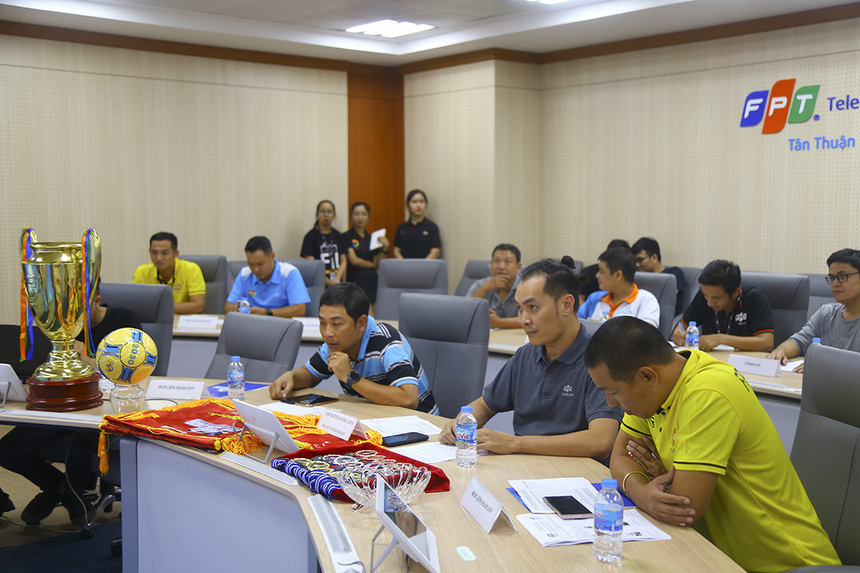 <p class="Normal" style="text-align:justify;"> Sáng nay, đại diện Liên đoàn bóng đá cùng các đội bóng tham dự giải Futsal FPT Telecom HCM đã góp mặt để thảo luận và thống nhất những vấn đề cuối cùng về điều lệ, thể thức, giải thưởng của giải bóng đá lớn nhất nhà Viễn thông.</p>