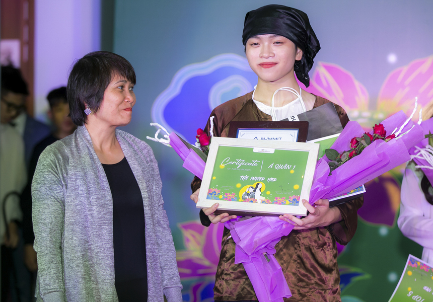 <p style="text-align:justify;"> <span style="color:rgb(0,0,0);text-align:justify;">Nguyễn Thành Công lớp 12A4 giành giải Á Quân 1. “Bộ áo dài em mặc có nhiều chi tiết cầu kỳ và màu sắc nhất trong số các bạn tham gia cuộc thi. Khi khoác lên mình chiếc áo dài này, em thực sự cảm nhận được “quyền lực” như những vị hoàng hậu thời xưa. Ngoài ra được sải bước trên thảm đỏ là trải nghiệm không thể nào quên”, Á quân Thành Công bày tỏ.</span></p>