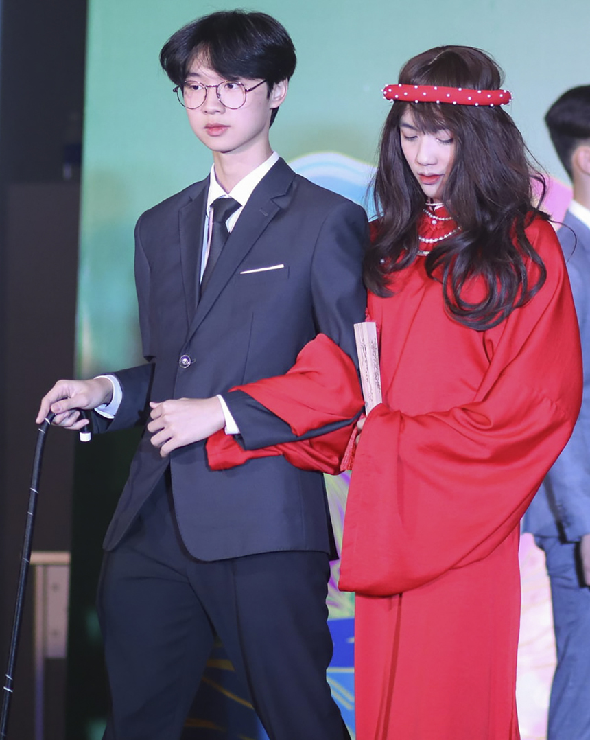 <p class="Normal" style="text-align:justify;"> Ở phần thi catwalk, các thí sinh sẽ hóa trang thành hình ảnh người phụ nữ Việt Nam qua các thập niên. <span>Trong ảnh, thí sinh Lại Minh Đức thể hiện người phụ nữ của thập niên 30, qua trang phục áo dài ngũ thân phối cùng những món trang sức thịnh hành thời đó như vòng ngọc trai, nhẫn hột xoàn.</span></p>