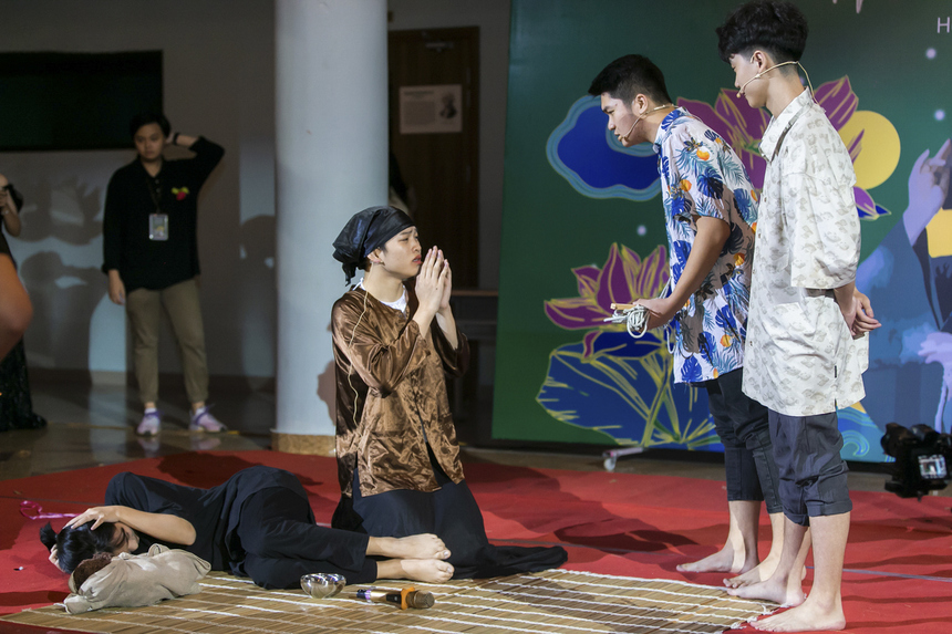 <p class="Normal" style="text-align:justify;"> Thí sinh Nguyễn Thành Công đã khéo léo tinh giản hóa cốt truyện "Tắt đèn", làm nổi bật phẩm chất quý giá của người phụ nữ Việt Nam, luôn chu toàn, đảm đang trong mọi việc.</p>