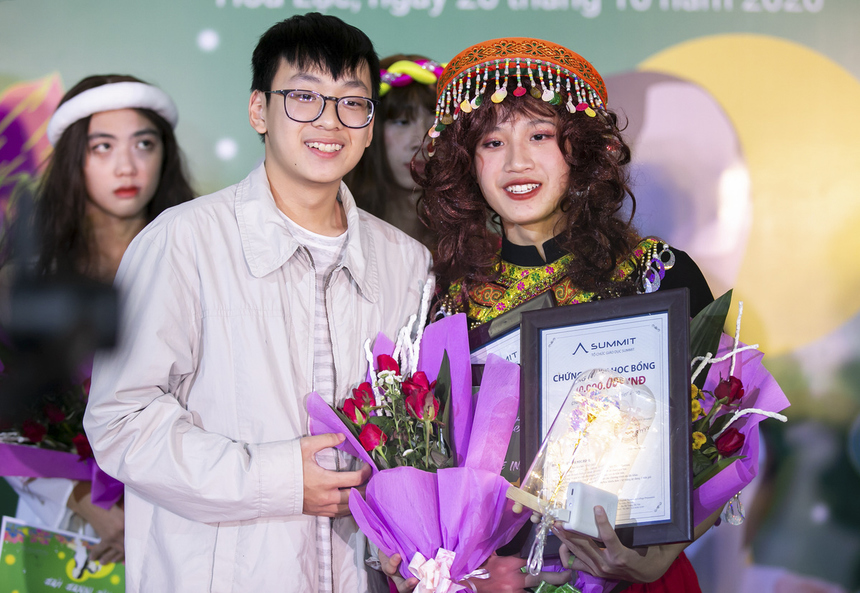 <p style="text-align:justify;"> <span style="color:rgb(0,0,0);text-align:justify;">Với sự tự tin, duyên dáng và đầy bản lĩnh, Vũ Hoàng Phúc xuất sắc giành ngôi vị cao nhất The Inner Her 2020. Hoàng Phúc còn nhận thêm giải Thí sinh được yêu thích nhất.</span></p> <p class="Normal" style="text-align:justify;"> “Lần đầu tiên em được khoác lên mình bộ trang phục của phái nữ khiến em có cảm giác vô cùng lạ lùng. Việc chuẩn bị cầu kỳ trong trang phục, đầu tóc make up làm em hiểu thêm hơn làm con gái phức tạp đến thế nào", q<span>uán quân Hoàng Phúc - học sinh lớp 10A8 THPT FPT - chia sẻ.</span></p>