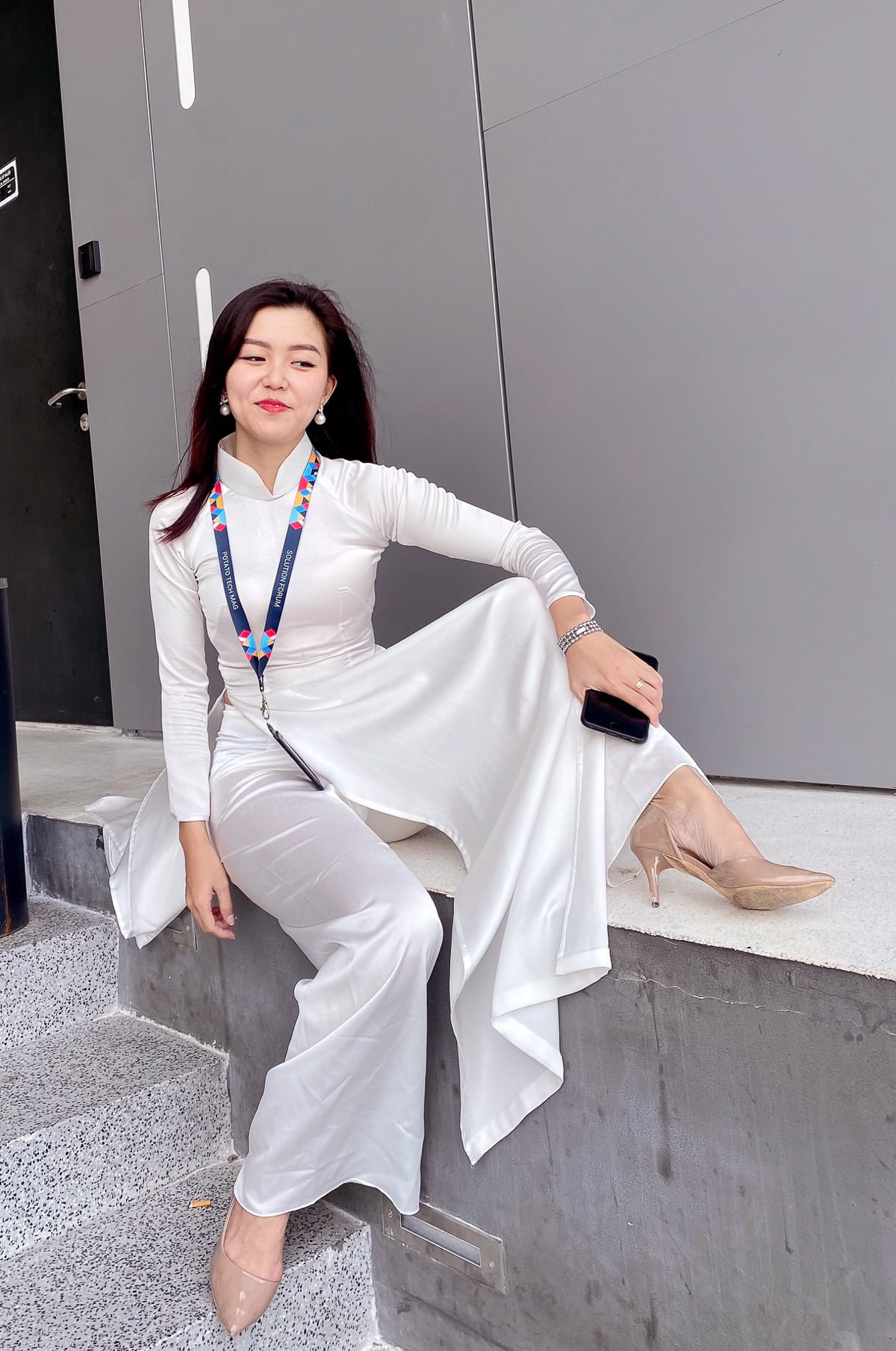 <p> Ngô Hà Khánh Vy - đơn vị FHM cá tính trong bộ áo dài trắng như một nữ sinh năng động.</p>