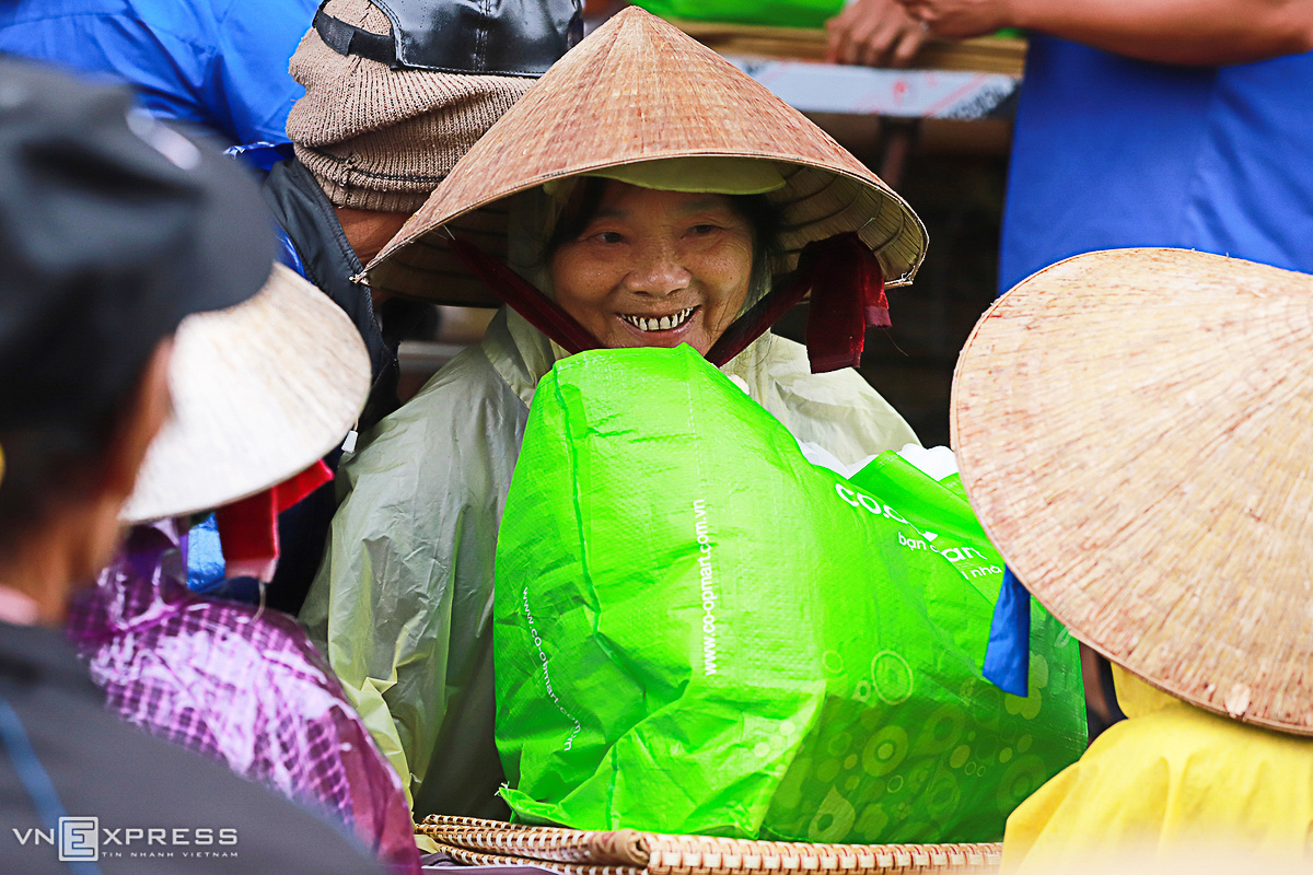 <p> Trong cơn mưa lất phất sáng ngày 22/10, hàng trăm bà con thuộc hộ nghèo hai xã Quảng An và Quảng Thành, huyện Quảng Điền đã tập trung nhận quà cứu trợ từ Quỹ Hy vọng - đóng góp từ người FPT và bạn đọc báo VnExpess.</p>