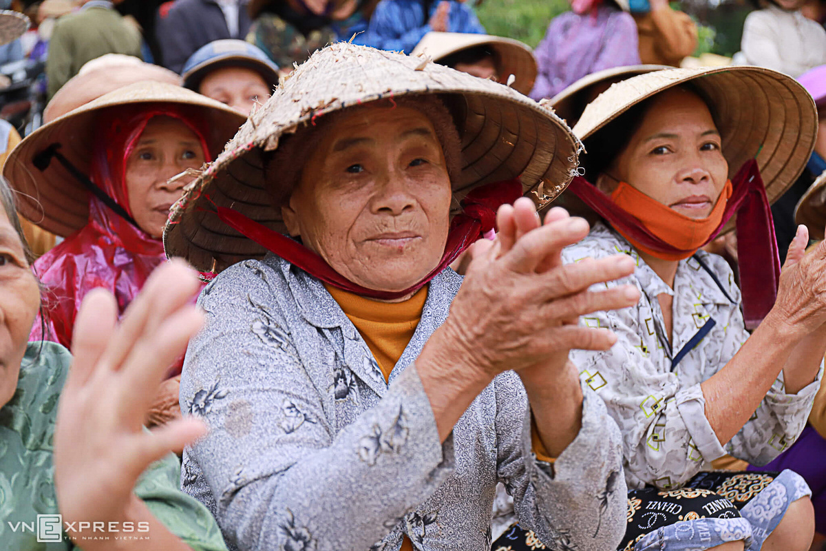 <p> Trong Nhà văn hoá xã Quảng An, người dân thôn An Xuân Bắc ngồi xếp hàng chờ tới lượt nhận quà. Quảng An là một trong những điểm ngập nặng từ đợt lũ đầu tháng 10 đến nay.</p>
