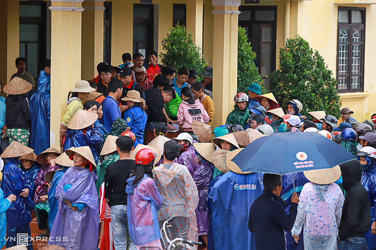 <p> Sáng cùng ngày, hàng trăm người dân xã Quảng Thành cũng đến chờ nhận quà.</p>