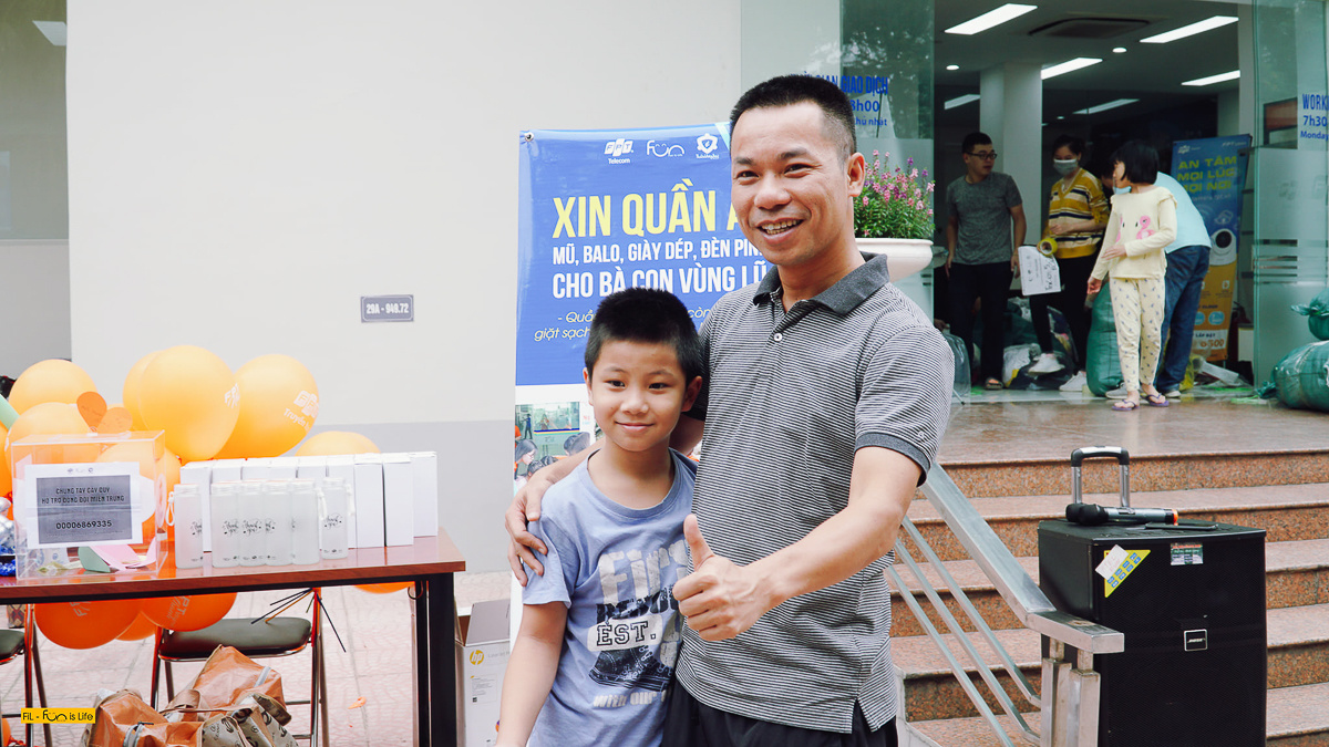 <p> Anh Nguyễn Ngọc Quang - Phó Giám đốc Vùng kinh doanh số 2 - đưa con trai đến tham gia chương trình quyên góp.</p>