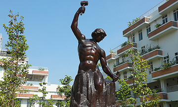Độc đáo bức tượng Self Made Man tại Đại học FPT