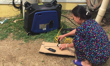 'Cáo' Bình Định giúp bà con sạc điện thoại miễn phí sau bão