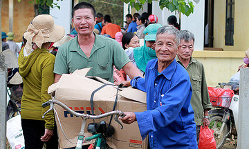 Quỹ Hy vọng tiếp tục trao 2.000 suất quà đến người dân vùng lũ