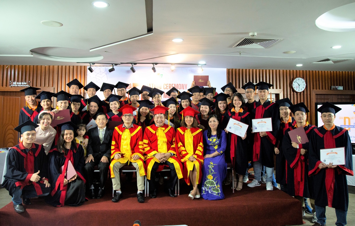 <p> Dù gặp nhiều khó khăn trong quá trình học online thời Covid nhưng 66 học viên Hà Nội và 54 học viên TP HCM của cả 4 lớp Mini MBA 2019 - 2020 đã xuất sắc hoàn thành khóa học với tỷ lệ 100%.</p>