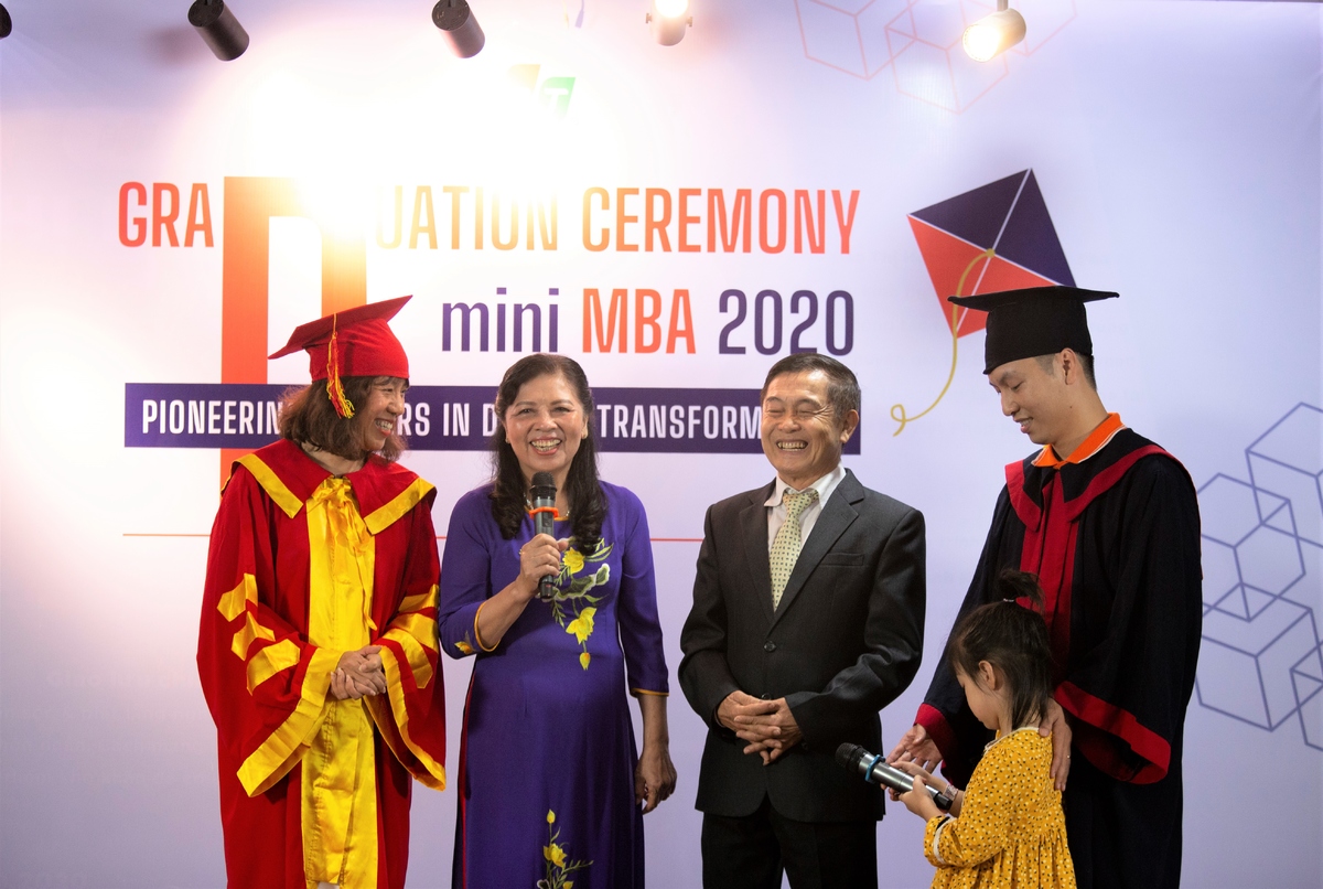 <p> Buổi lễ tốt nghiệp còn vinh dự có sự góp mặt của bố mẹ anh Bùi Quang Hùng và chị Trần Thùy Trang - cặp vợ chồng ưu tú đã cùng nhau nỗ lực hoàn thành xuất sắc khóa học MiniMBA trong năm nay. </p>
