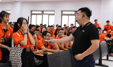 Chủ tịch Hoàng Nam Tiến 'thử thách' lòng dũng cảm của sinh viên