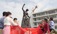 FPT Education khai trương tượng Self-made man truyền thông điệp sinh viên 'tự thân'