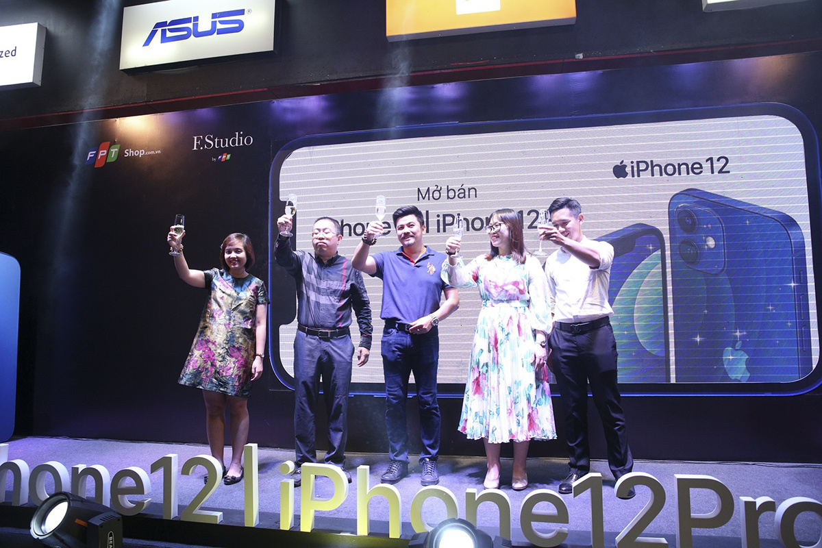 <p> Lãnh đạo của FPT Shop cùng nâng cốc chúc mừng sự kiện iPhone 12 chính thức mở bán ở Việt Nam từ 0h ngày 27/11.</p>