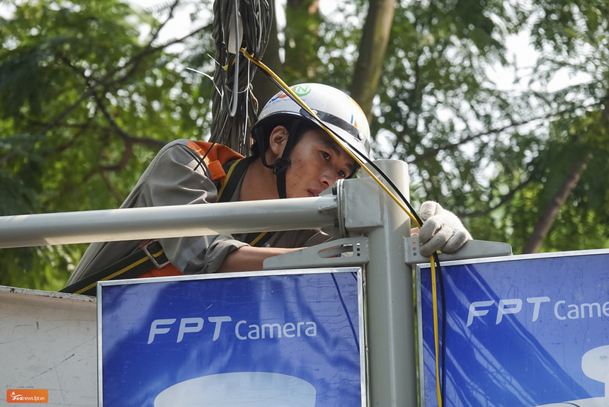 <p class="Normal" style="text-align:justify;"> Lần thứ hai tại hệ thống giải chạy VnExpress Marathon, FPT Camera phụ trách vai trò cung cấp, lắp đặt camera an ninh trên đường chạy. Đơn vị sẽ bố trí 12 camera suốt chiều dài 21 km của đường chạy, đảm bảo cung cấp những hình ảnh nhanh nhất về các runner cũng như những diễn biến của cuộc đua.</p>