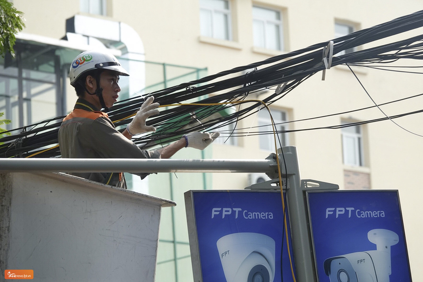 <p class="Normal" style="text-align:justify;"> Dựa vào công nghệ lưu trữ điện toán đám mây (Cloud), FPT Camera có thể cập nhật ngay hình ảnh runner qua các địa điểm được lắp đặt, hình ảnh đường truyền tải real-time với độ nhanh vượt trội. Đại diện công ty này cho biết camera an ninh cho hình ảnh rõ nét trong phạm vi 20 mét và có thể ghi hình ở tầm xa tương đương mắt thường.</p>