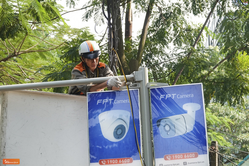 <p class="Normal"> Trong ngày 27/11, đội ngũ Ban Dự án FPT Camera và kỹ thuật viên Trung tâm Quản lý đối tác phía Bắc (TIN) đã hoàn thành việc lắp đặt các camera. 12 camera này sẽ giám sát đường chạy, đảm bảo an toàn cho các vận động viên xuyên suốt giải.</p>