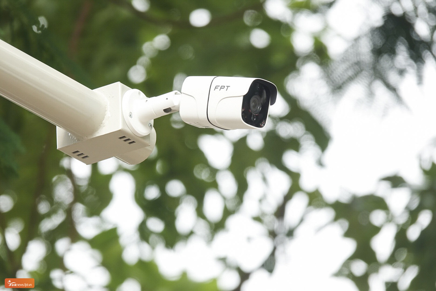 <p class="Normal" style="text-align:justify;"> FPT Camera cho góc quan sát rộng tới 106 độ, chuẩn hình ảnh Fullhd 1080p, kết hợp cùng các công nghệ giảm nhiễu, chống ngược sáng và chuẩn nén H265+. Độ nhạy sáng của camera tốt, nhờ có ánh sáng hồng ngoại, nên đáp ứng thu được hình ảnh runner khi xuất phát từ lúc tờ mờ sáng.</p>