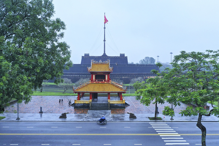 <p class="Normal" style="text-align:justify;"> Đường Lê Duẩn nằm giữa di tích Phu Vân Lâu, Nghênh Lương Đình, hai công trình của triều Nguyễn in trên tờ 50.000 đồng sẽ là địa điểm xuất phát và về đích giải chạy VnExpress Marathon Huế 2020 diễn ra ngày 27/12. Khu vực Nghênh Lương Đình cũng sẽ là địa điểm tổ chức đêm ca nhạc khai mạc giải.</p>
