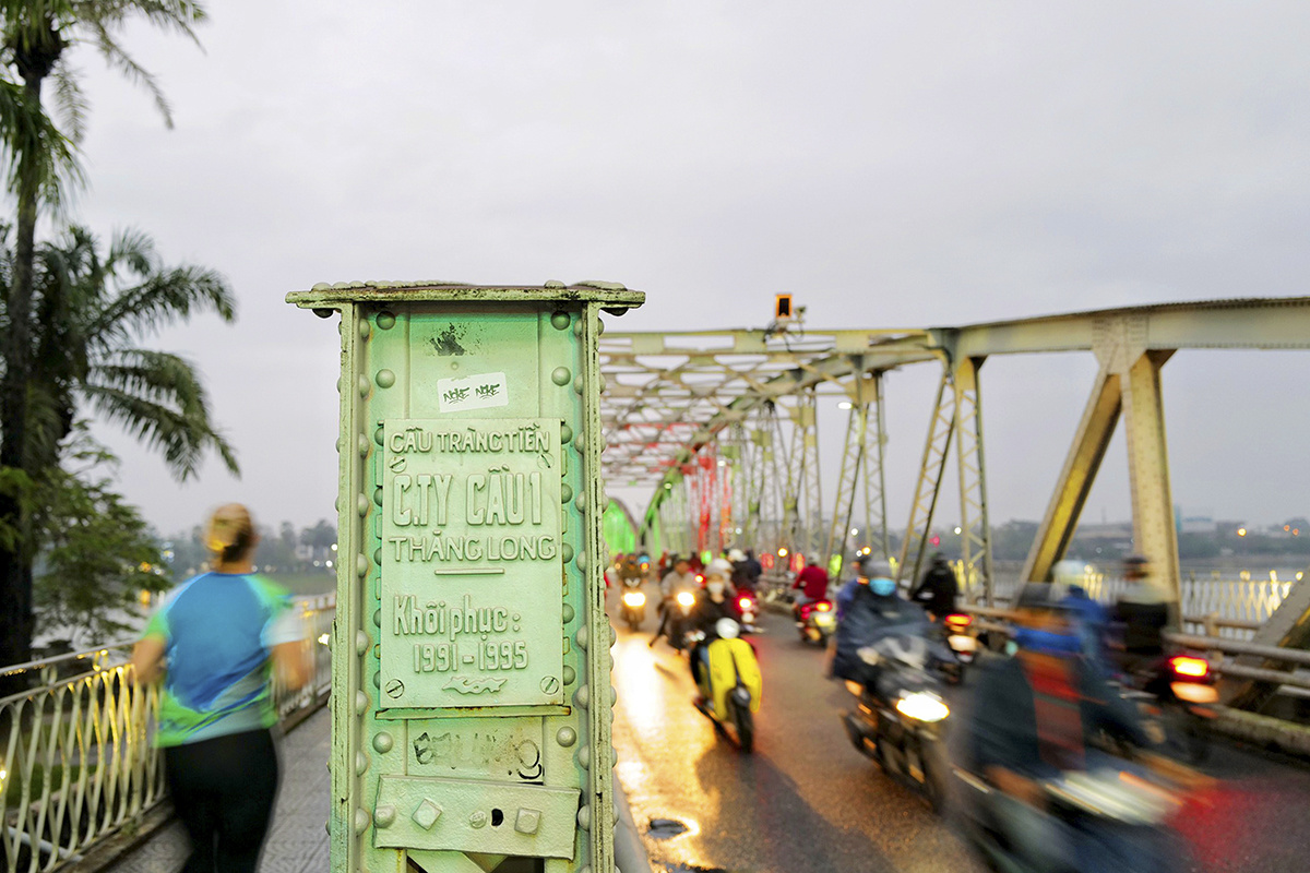 <p class="Normal" style="text-align:justify;"> Các runner tham gia giải VnExpress Marathon Huế sẽ chạy qua cầu Trường Tiền, cây cầu nổi tiếng nhất xứ Huế. Từ cầu Trường Tiền, runner có thể ngắm nhìn bình minh trên dòng sông Hương thơ mộng.</p>