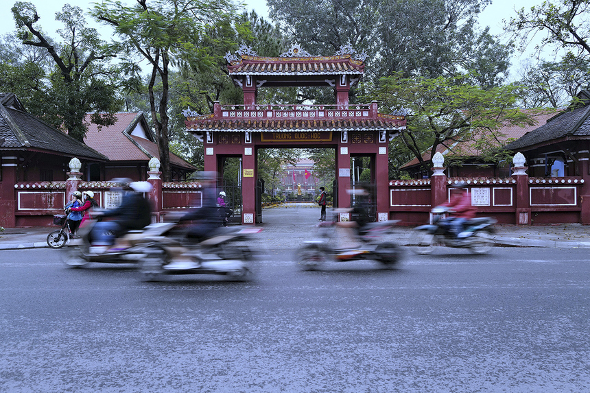 <p class="Normal"> Một cung đường thú vị khác là Lê Lợi - con đường chạy qua trường Quốc học Huế, Hai Bà Trưng, Bảo tàng Văn hóa Huế với hàng cây long não cổ thụ. Quốc học Huế là trường trung học đầu tiên của Huế xây từ thời vua Thành Thái, vào năm 1896.</p>