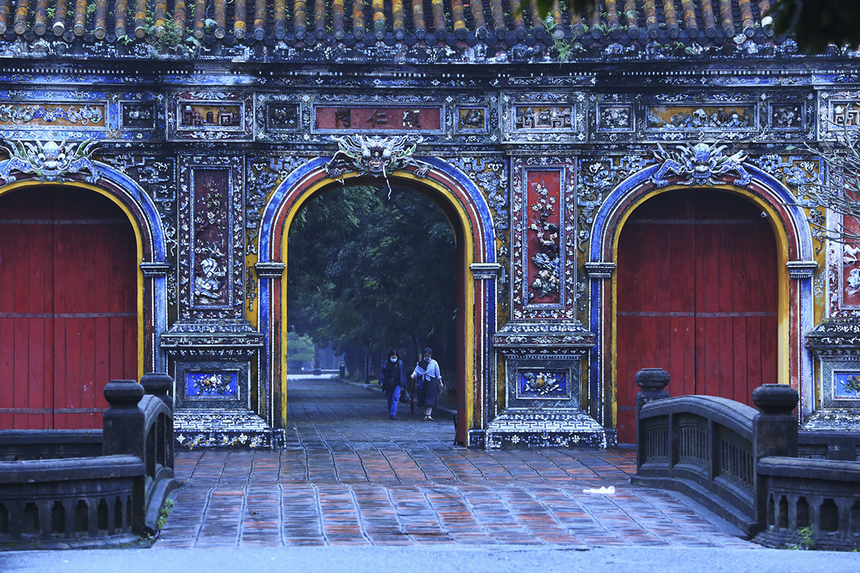 <p class="Normal" style="text-align:justify;"> <span>Cung đường chạy còn đưa các runner qua đường Đoàn Thị Điểm với cửa Hiển Nhơn cổ kính cùng hàng cây xanh. Cửa Hiển Nhơn tọa lạc ở phía Đông của Hoàng Thành, được xây dựng vào năm 1805, dưới thời vua Gia Long. Năm 1833, vua Minh Mạng cho đắp ghép thêm các mảnh sành, phía trước có cặp nghê đá. Thời xưa, chỉ quan lại và nam giới hoàng tộc mới được ra vào Hoàng Thành qua cổng này.</span></p>