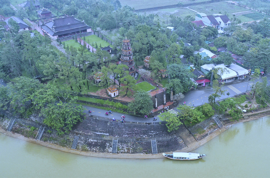 <p class="Normal"> Cung đường 21 km, 42 km sẽ đi qua chùa Thiên Mụ nằm trên đường Nguyễn Phúc Nguyên, phường Hương Long. Chùa được bao bọc xung quanh bởi một khuôn thành xây bằng đá và gạch mang hình dáng như con rùa. Bước chân vào chùa, du khách bắt gặp ngay biểu tượng tháp Phước Duyên - tòa tháp 7 tầng được xây bằng gạch, cao 21 m.</p>