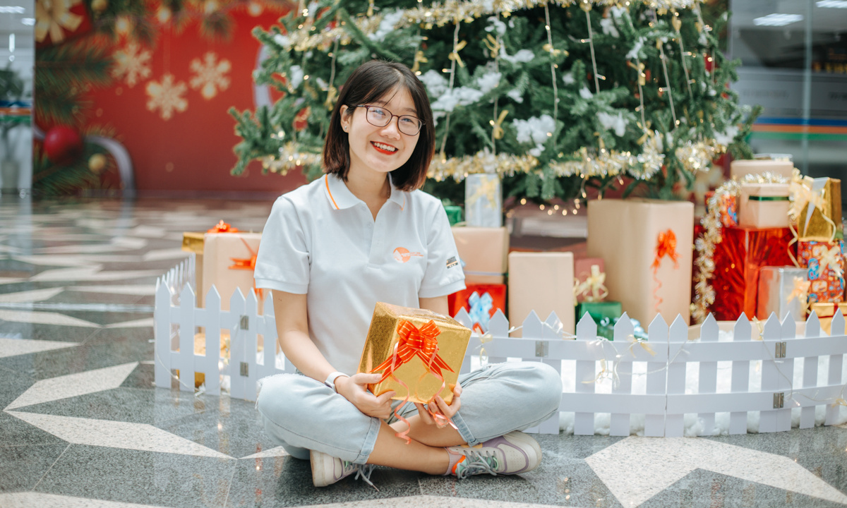 <p> Chị Nguyễn Thị Hương Giang, cán bộ Đại học FPT Đà Nẵng, thích thú khi cây thông Noel đã được nhà trường dựng lên rất sớm. Chị cũng đang háo hức để cùng các đồng nghiệp chào năm mới 2021 cận kề.</p>